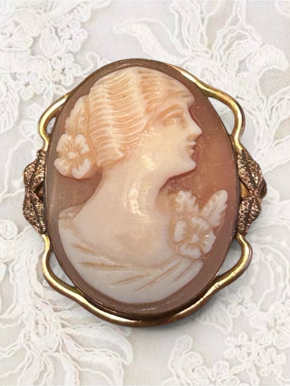 Vintage Shell Cameo Brooch Gold Tone Setting